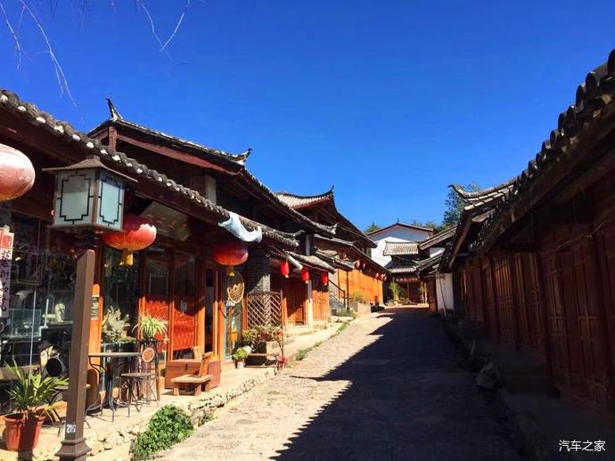 全新哪吒L内饰曝光，配备副驾娱乐屏、后排小桌板